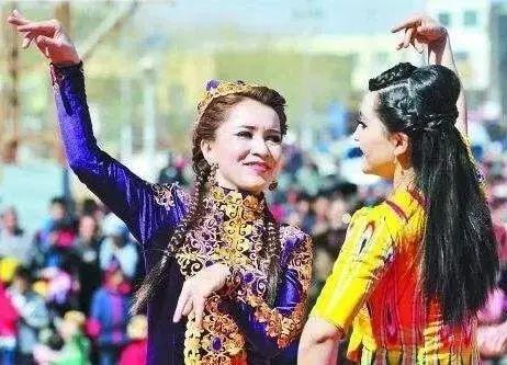 维吾尔族吃瓜各种热门事件,从街头小吃到网络热议