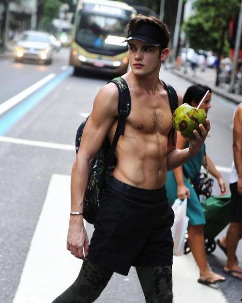 近期热门吃瓜事件男模是谁,神秘身份引发热议