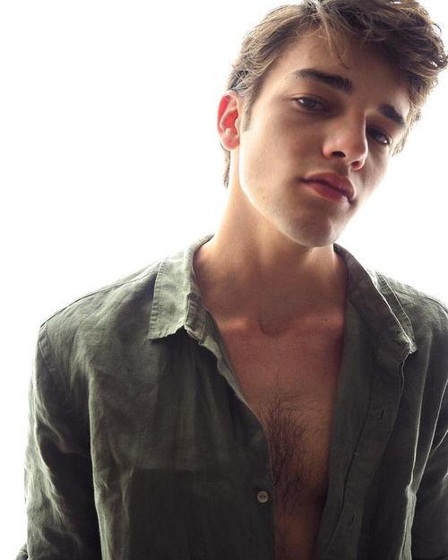 近期热门吃瓜事件男模是谁,神秘身份引发热议