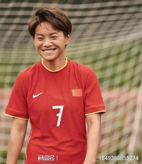 新疆足球明星网红,球场上的璀璨之星，网络上的热力焦点