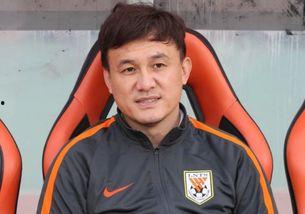 新疆足球明星网红,球场上的璀璨之星，网络上的热力焦点