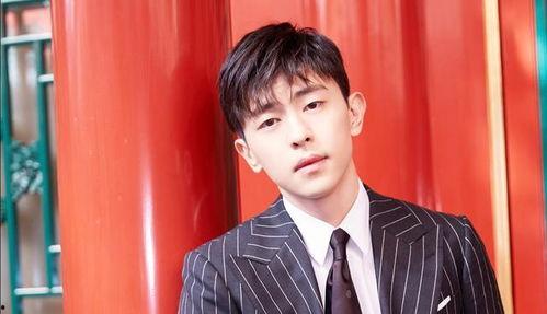 近视明星网红是谁,揭秘明星级近视网红的蜕变之路