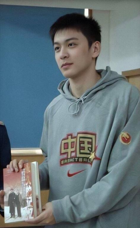 明星网红凉鞋男生图片,明星网红演绎夏日清凉风采