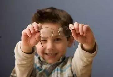 戴眼镜爆料的博主吃瓜,娱乐圈吃瓜大事件幕后真相